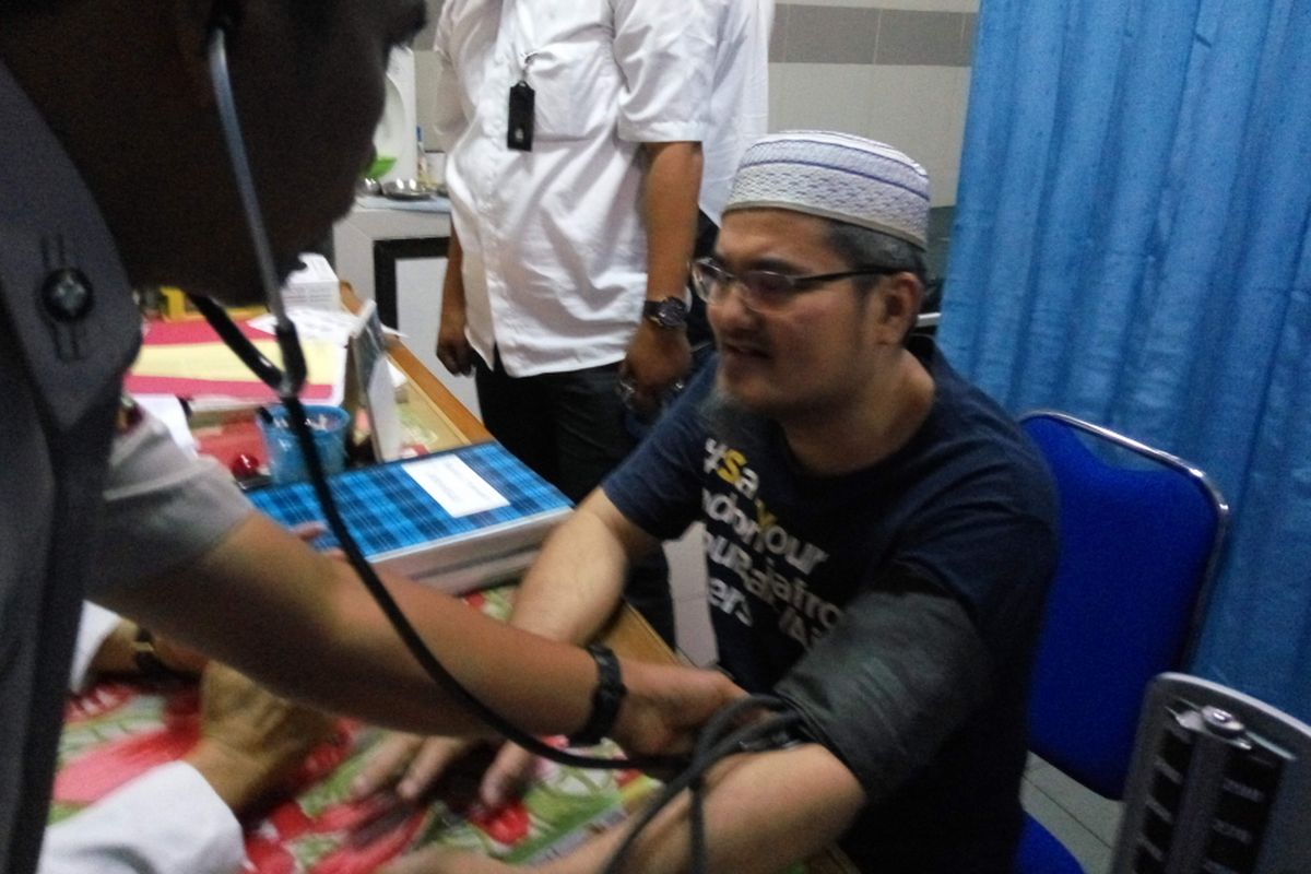 Jonru Ginting saat diperiksa kesehatannya di Mapolda Metro Jaya, Selasa (28/11/2017).