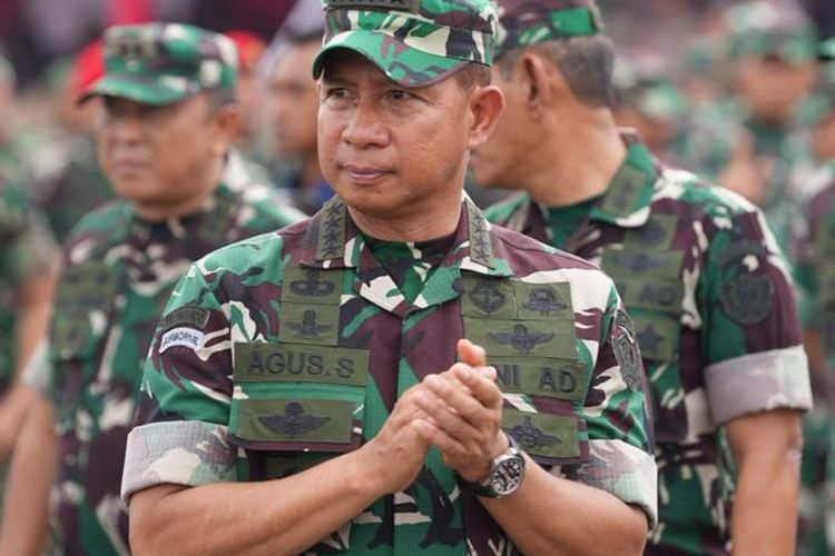 KSAD Jenderal Agus Subiyanto saat apel gelar pasukan TNI AD pengamanan pemilu di silang Monumen Nasional, Jakarta Pusat, Rabu (8/11/2023).