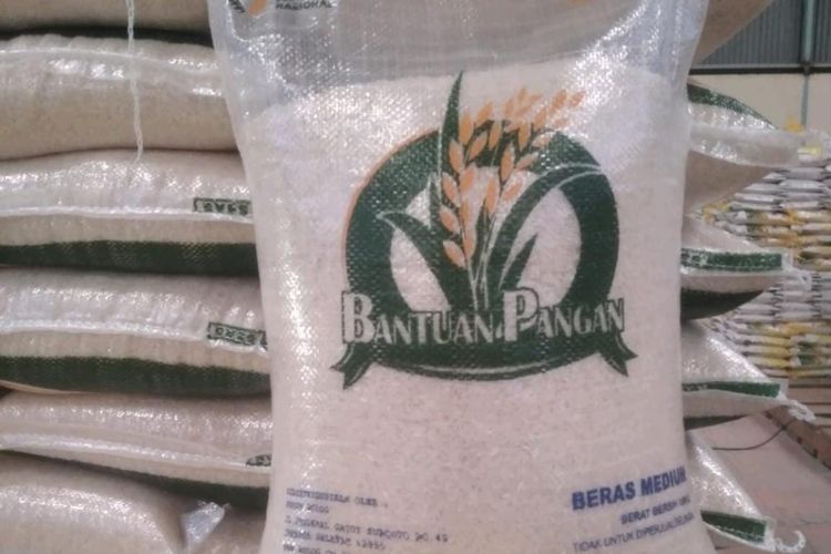 Bulog terus melakukan penyaluran bansos beras kepada 21,3 juta keluarga penerima manfaat (KPM) yang tersebar di seluruh Indonesia hingga H-1 Lebaran.