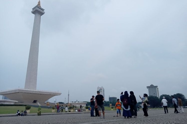 Wisatawan mulai berdatangan di hari kedua uji coba pembukaan Monas