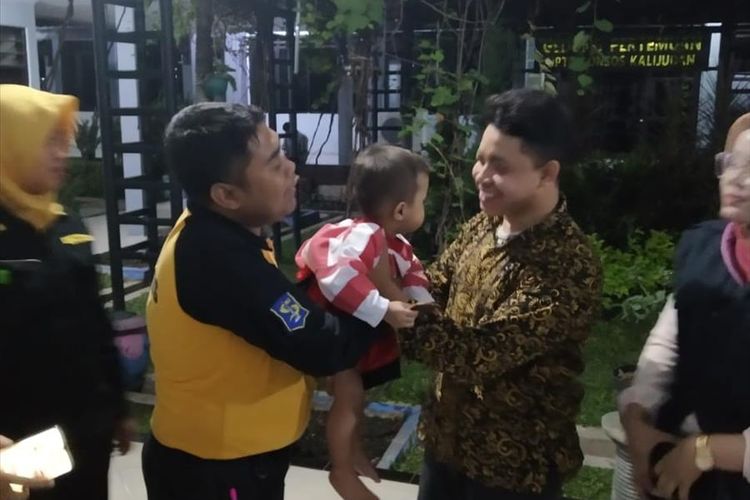 Balita berinisial A dievakuasi oleh petugas BPB Linmas Kota Surabaya setelah oleh sang ayah diikat menggunakan tali rafia di rumahnya di Jalan Putro Agung II, Kelurahan Rangkah, Kecamatan Tambaksari, Surabaya.