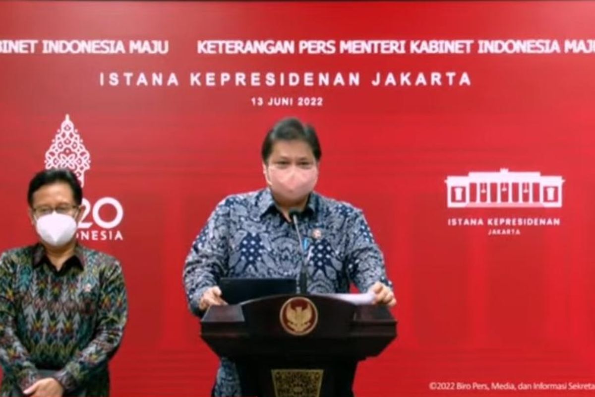 Menteri Koordinator Bidang Perekonomian, Airlangga Hartarto dalam konferensi pers PPKM di Istana Kepresidenan Jakarta, Senin (13/6/2022).