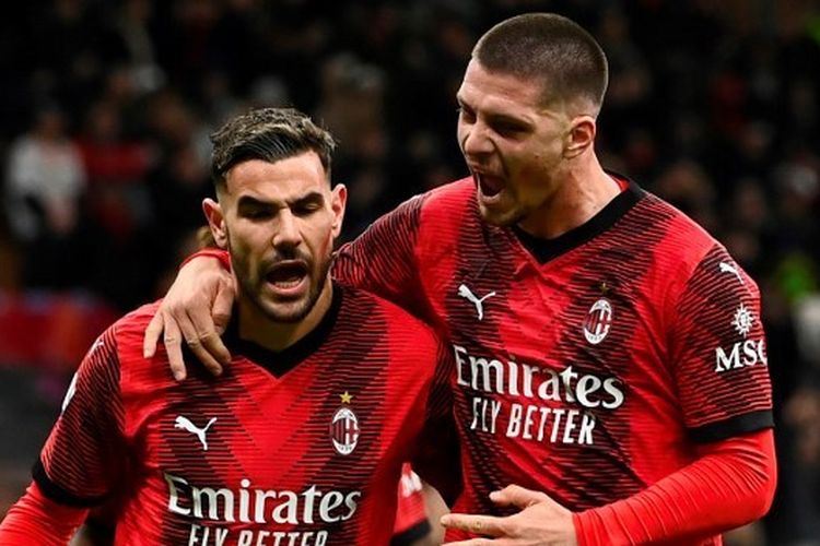 Theo Hernandez (kiri) dan Luka Jovic merayakan gol AC Milan ke gawang Fiorentina dalam pertandingan Liga Italia Serie A 2023-2024 di Stadion San Siro pada 25 November 2023. Terkini, Theo Hernandez menjadi kreator dua gol Luka Jovic dalam pertandingan babak 16 besar Coppa Italia melawan Cagliari, Selasa (2/1/2024). (Foto oleh Isabella BONOTTO / AFP)