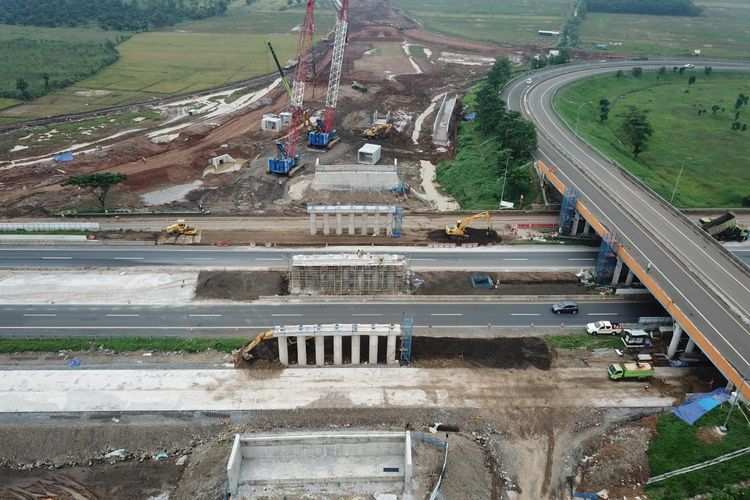 Pemasangan girder jembatan di KM 158 akses tol Bandara Internasional Jawa Barat (BIJB) Kertajati