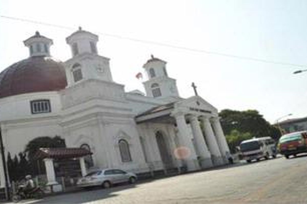Gereja Blenduk merupakan salah satu bangunan kuno yang menjadi magnet wisawatan ketika berkunjung ke kawasan Kota Lama Semarang terutama di akhir pekan, Sabtu (7/7/2012).  