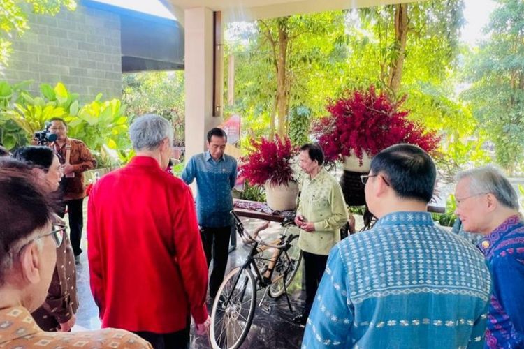 Foto: Presiden Joko Widodo bersama kepala negara KTT ASEAN sedang meninjau sepeda bambu di halaman hotel Meruorah Labuan Bajo, Kamis (11/5/2023).