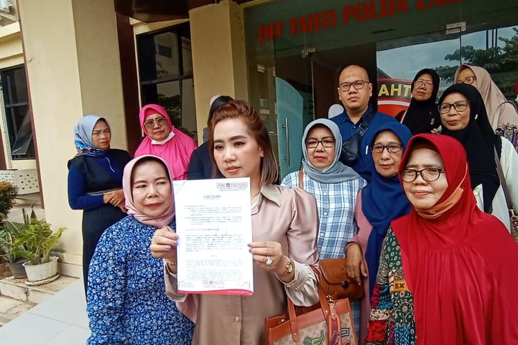 Kuasa hukum pensiunan guru di Bandar Lampung, Putri Maya Rumanti menunjukkan surat pengaduan terkait dugaan penggelapan dana pensiun di Koperasi Betik Gawi Bandar Lampung yang diberikan ke Mapolda Lampung, Selasa (18/10/2022).