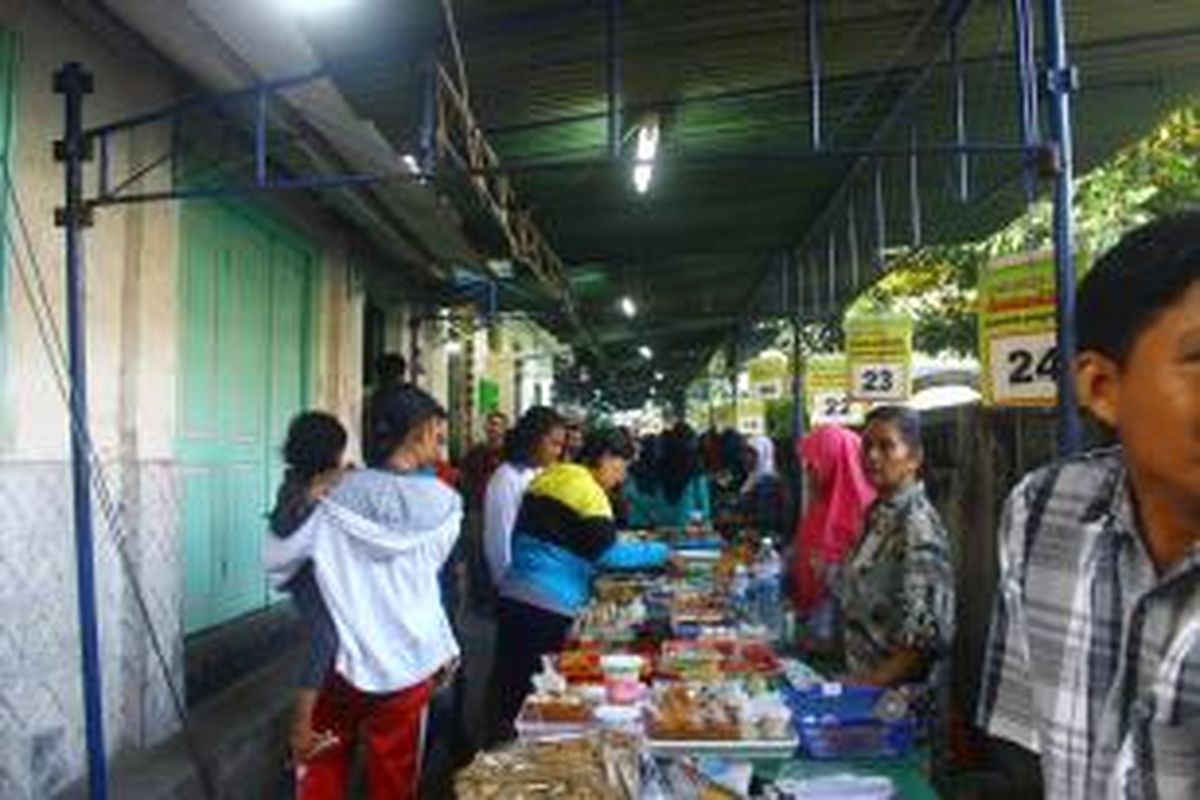 Keramaian pengunjung di pasar sore Ramadhan Kampung Kauman untuk mencari menu takjil dan buka puasa.
