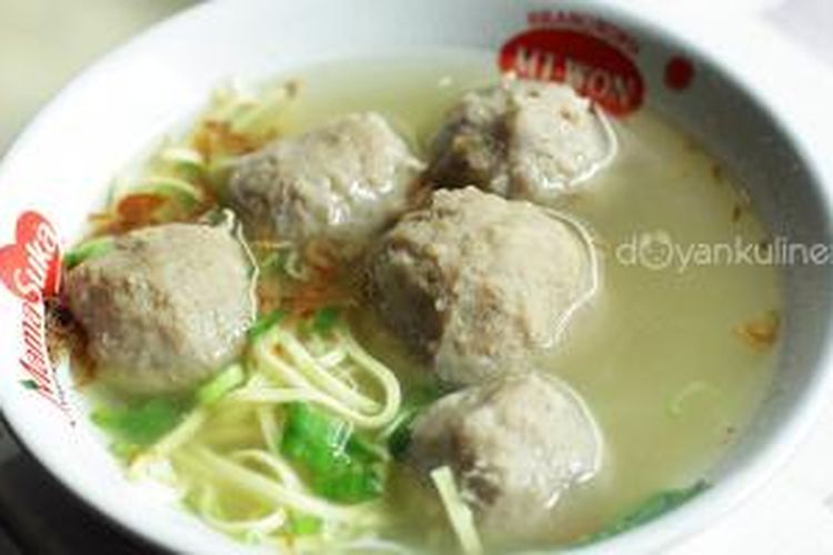 Bakso polos dan bakso telor di Bakso Pekih, Purwokerto.