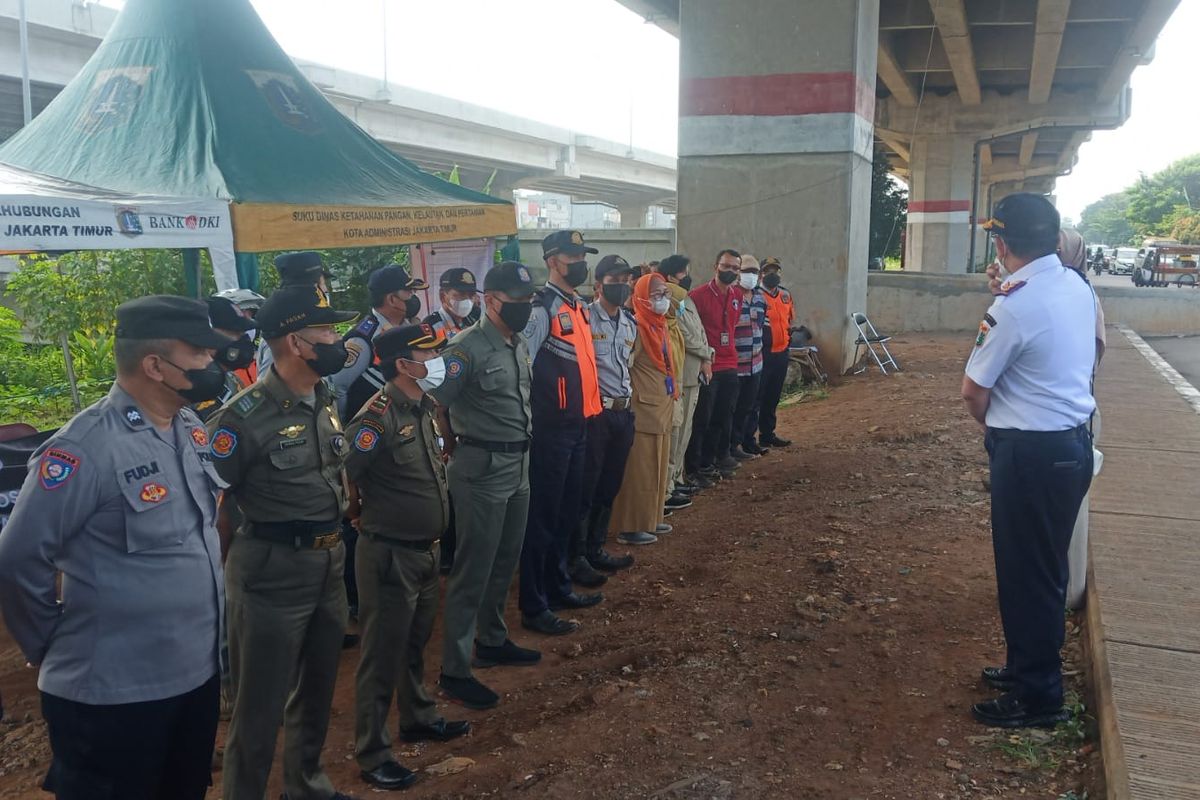 Pemerintah Kota Jakarta Timur mendirikan posko pengawasan ternak di kawasan Lampiri, Jalan Inspeksi Kalimalang, Pondok Kelapa, Duren Sawit. Posko itu mulai beroperasi pada Selasa (7/6/2022) malam.