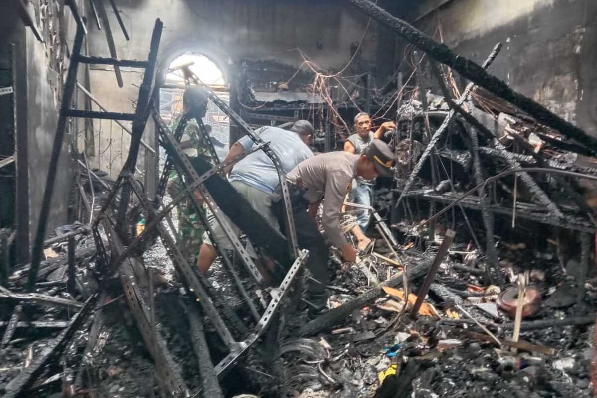 Foto: Polisi melakukan olah TKP pasca kebakaran Toko Bangunan di Jalan H Ulakma Sinaga, Kabupaten Simalungun, Sumatera Utara, Rabu (31/7/2024). Dokumentasi: Polsek Bangun.