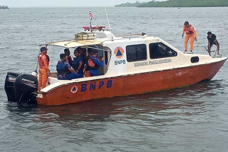 Tim SAR gabungan mencari seorang Anak buah kapal (ABK) KM Makin Sukses yang hilang di peraiaran kepulauan Aru, Maluku, Minggu (31/7/2022)