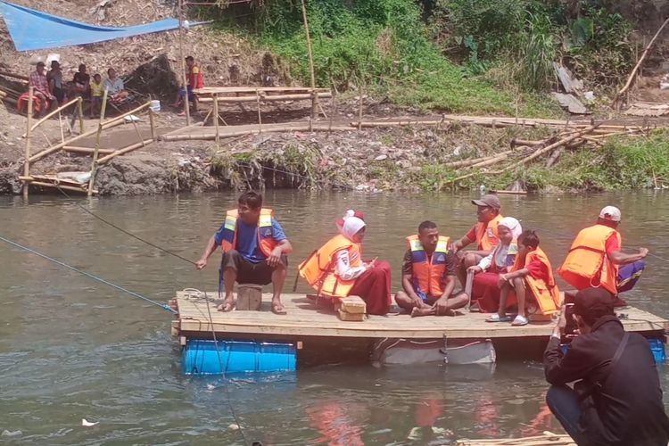 Aktivitas getek atau rakit untuk membantu pejalan kaki menyeberang Daerah Aliran Sungai Berantas, terutama untuk anak-anak sekolah penghubung Kelurahan Mergosono dan Bumiayu di Kota Malang, Jawa Timur. 