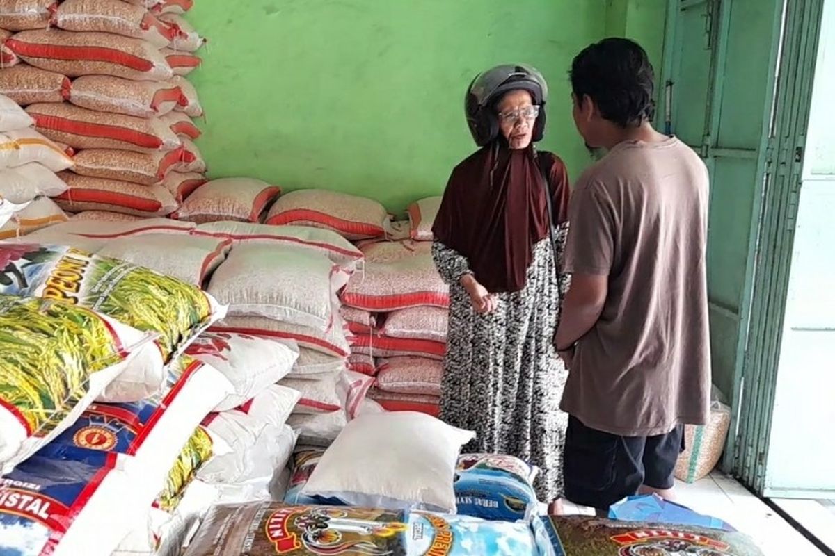 Pedagang beras di Pasar Induk Brebes melayani pembeli di tengah harga mengalami kenaikan Rp. 1.500 hingga Rp. 2.000 per kilogram, Selasa (5/9/2023) 