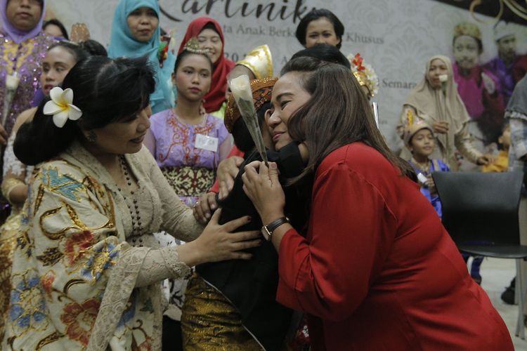 Ketua Tim Penggerak Pendidikan Kesejahteraan Keluarga (PKK) Semarang, Krisseptiana Hendrar Prihadi merayakan Hari Kartini bersama anak berkebutuhan khusus di Balaikota Semarang, Minggu (21/4/19).