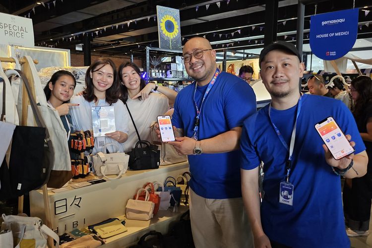 Willy Apriando, Head of Marketing Bank Jasa Jakarta dan Gunawan, Co-Founder Semasa mengunjungi beberapa merek lokal yang berpartisipasi dalam SEMASAQU: Solopreneur Market pada Jum'at (8/12/2023)