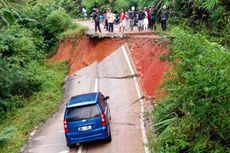 Jalan Ambles di Cianjur, Satu Unit Minibus Terjebak