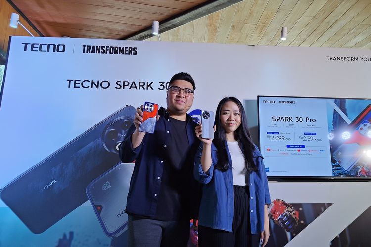 PR Manager Tecno Indonesia, Anthoni Roderick (kiri) dan Senior PR Manager Tecno Indonesia, Dessy Triani (kanan) dalam acara peluncuran Tecno Spark 30 Pro di Inner Circle, SCBD, Jakarta Selatan, Selasa (21/1/2025)