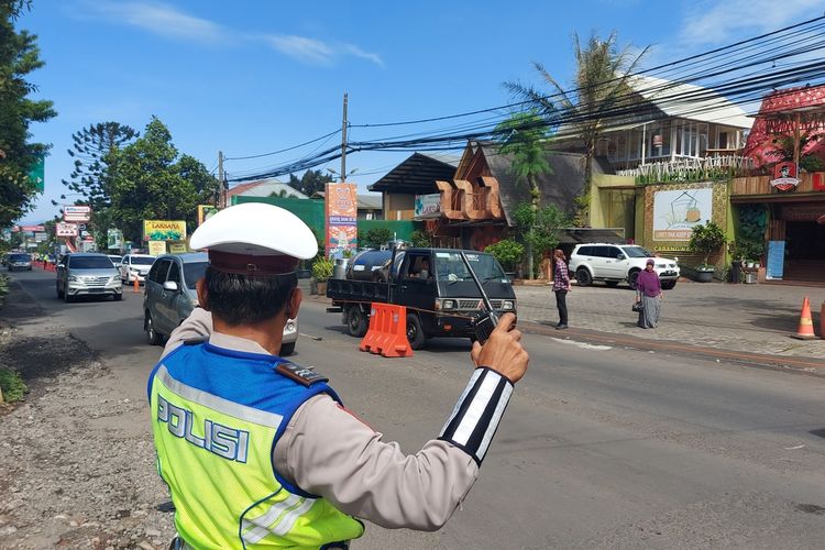Polisi melakukan pengaturan arus lalu lintas di jalur wisata Lembang, Bandung Barat, Jumat (6/5/2022).
