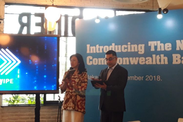 Presiden Direktur Bank Commonwealth Lauren Sulistyawati dan Division President Indonesia, Malaysia dan Brunei Mastercard Safdar Khan ketika meluncurkan Kartu Debit Platinum dan World di Jakarta, Selasa (4/12/2018). 
