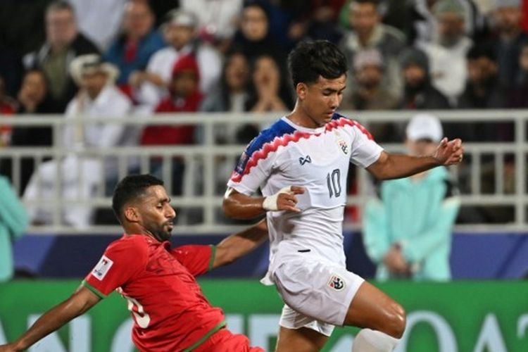 Bek Oman, Khalid Al-Braiki, berduel dengan penyerang Thailand, Suphanat Mueanta, dalam lanjutan fase Grup F Piala Asia 2023 antara Oman vs Thailand di Stadion Abdullah bin Khalifa pada 21 Januari 2024.