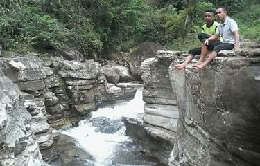 Keunikan tebing Kolam Kolang yang sering disebut Tiwu Kolang dengan berbagai sumber mata air panas di Flores, NTT.