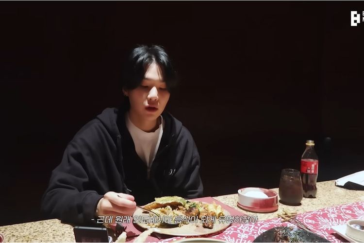 Suga BTS saat menikmati makanan di 1945 Restaurant Fairmont Hotel Jakarta. 