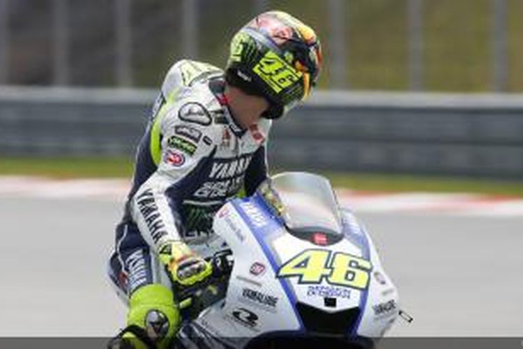 Pebalap Yamaha Factory Racing asal Italia Valentino Rossi melintasi Sirkuit Sepang, Malaysia, pada hari pertama uji coba kedua MotoGP 2014, Rabu (26/2/2014).