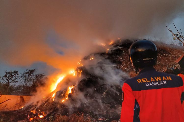 TERBAKAR-Tempat Pembuangan Akhir Sampah (TPA) Winongo, Kota Madiun, Jawa Timur dilaporkan terbakar sejak Minggu (8/10/2023) sore