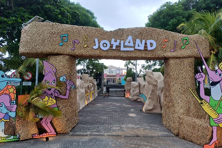 Hari pertama Joyland Festival Bali diwarnai hujan deras disertai angin kencang yang membuat acara dimundurkan dari jadwal semula.