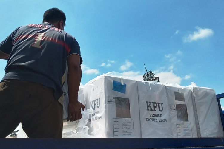 Kegiatan pendistribusian logistik Pemilu 2024 untuk dikirim ke tingkat desa di Kabupaten Cianjur, Jawa Barat, Minggu (11/2/2024).