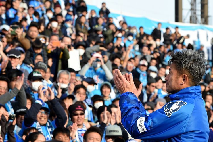 Kazuyoshi Miura merayakan ulang tahun ke-50 bersama suporter Yokohama FC, 26 Februari 2017.