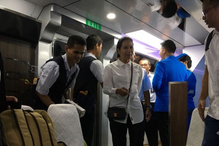 Menteri BUMN Rini Soemarno di dalam Kereta Inspeksi 2 di indramayu, Jawa Barat, Kamis (11/1/2018)