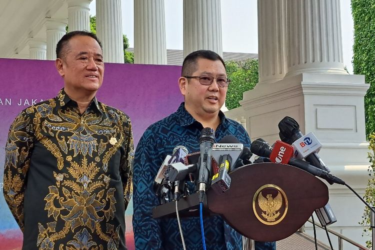 Ketua Umum Partai Persatuan Indonesia (Perindo) Hary Tanoesoedibjo memberikan keterangan pers seusai bertemu Presiden Joko Widodo di Kompleks Istana Kepresidenan, Jakarta, Senin (15/5/2023).