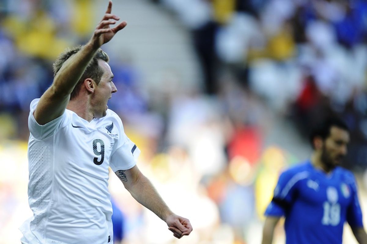 Penyerang Selandia Baru, Shane Smeltz (kiri), merayakan golnya usai membobol gawang Italia pada pertandingan penyisihan Grup F Piala Dunia 2010 di  Mbombela Stadium pada 20 Juni 2010. 