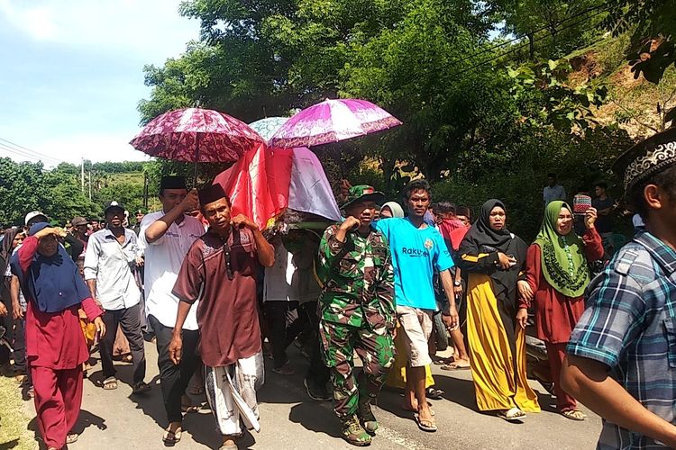 Serka Jeki (32) saat dibawah ke permakaman umum Desa Buncu, Kecamatan Sape, Kabupaten Bima, Kamis (26/1/2023).