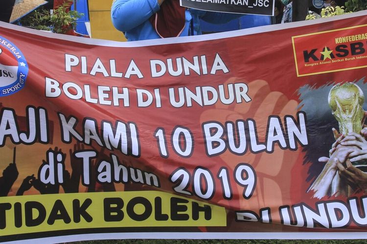 Para pegawai PT Jakabaring Sport City (JSC) Palembang, menggelar aksi mogok kerja lantaran gaji mereka selama 10 bulan pada tahun 2019 lalu sampai saat ini tak dibayar, Kamis (8/4/2021).