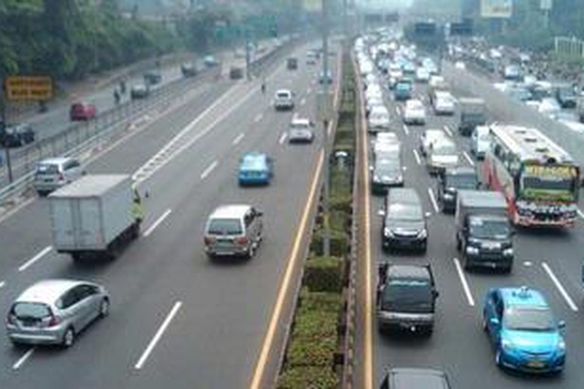 Ruas Jalan Gatot Subroto di depan Gedung DPR/MPR pada Jumat (14/12/2012). Terlihat dari arah Semanggi-Slipi mengalami kemacetan, sedangkan Slipi-Semanggi lancar.
