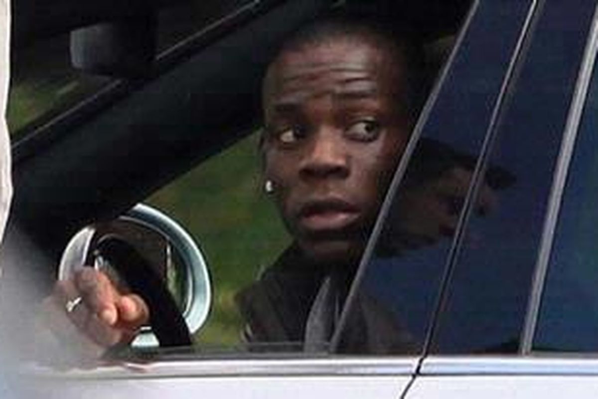 Striker Manchester City, Mario Balotelli, saat mengendarai mobil.