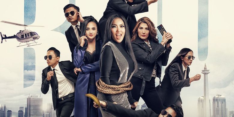 Qiz uning mushukini silaydi Birinchi marta lezbiyen bilan jinsiy aloqa qilish