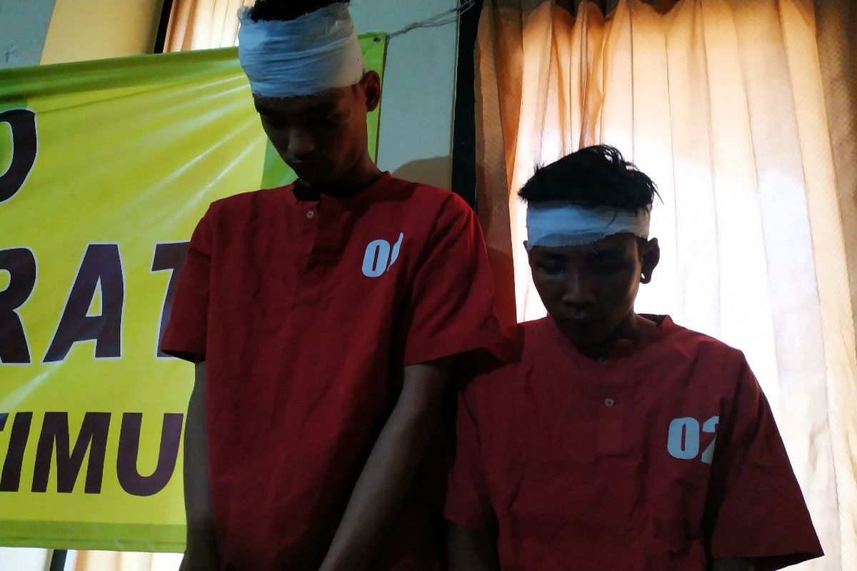 Ade dan Rama, perampok minimarket di Jalan Cipendawa, Rawalumbu Bekasi, diringkus polisi usai melancarkan aksinya dengan membawa samurai dan parang, Rabu (7/8/2019).