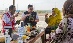 Sambil Makan Tumpang, Menhub dan Mas Dhito Saksikan Pembangunan Bandara Dhoho Kediri