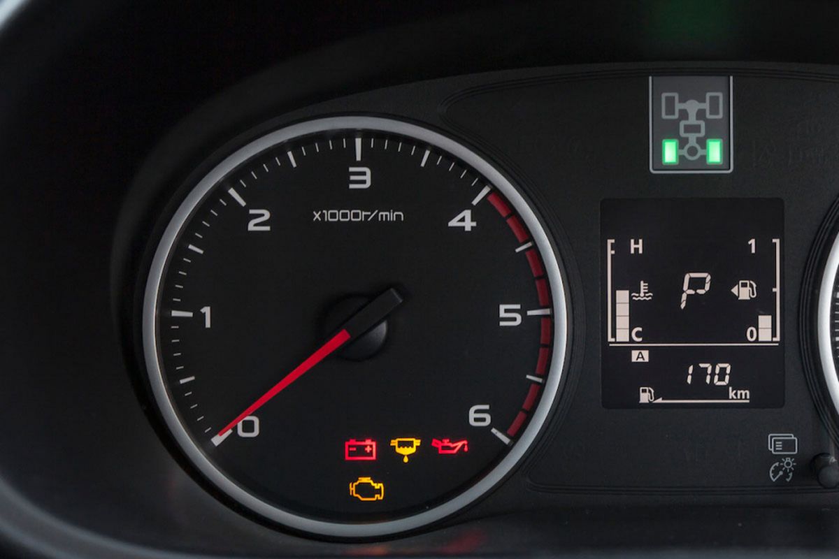 Ilustrasi takometer rpm pada panel MID mobil.