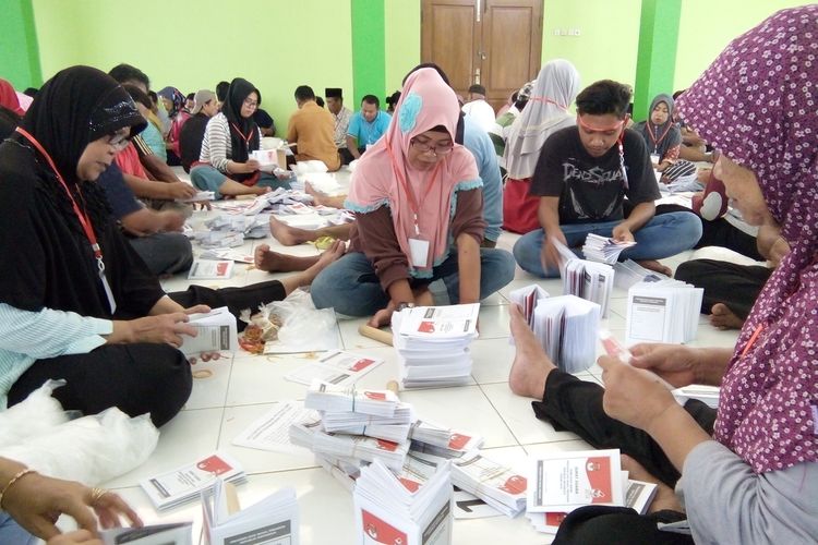 Warga menyortir dan melipat surat suara Pemilu Presiden dan Wakil Presiden tahun 2019 di Gedung IPHI Demak, Jumat (15/3/2019)