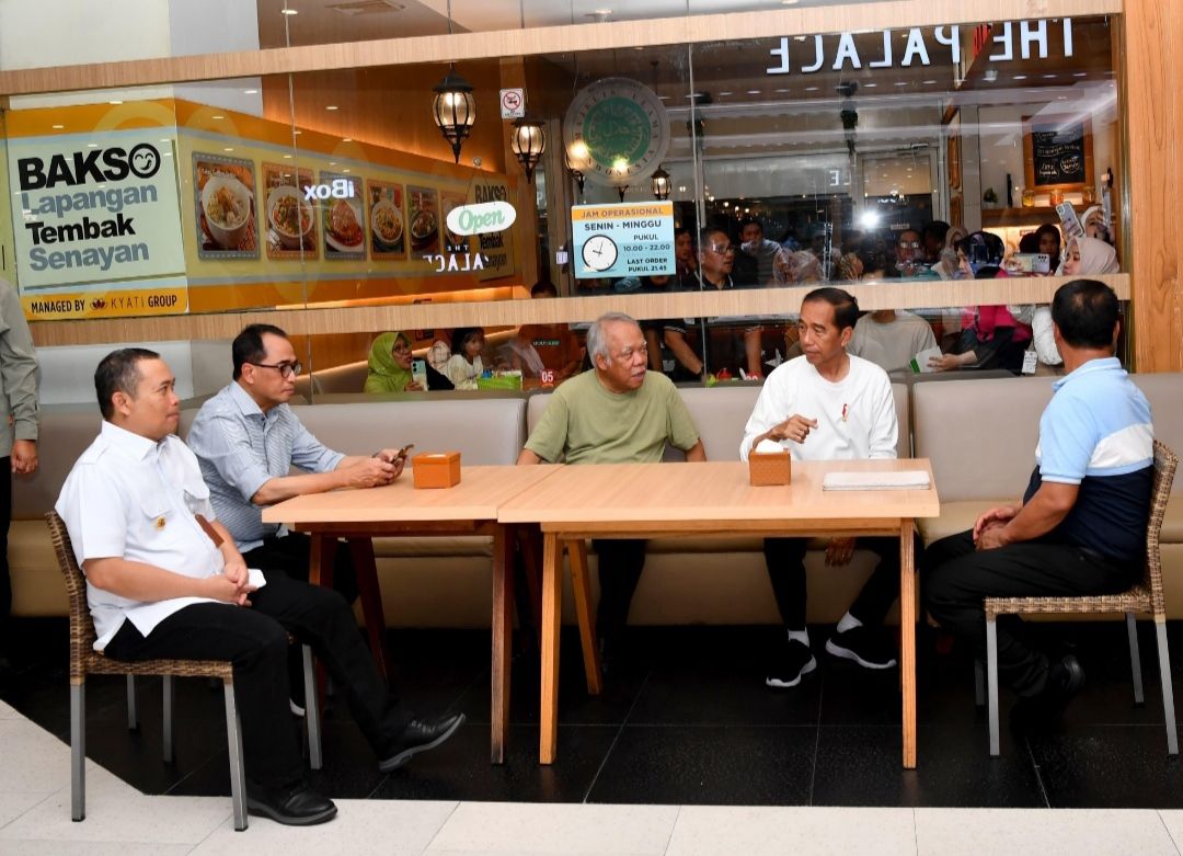 Jelang Putusan MK, Jokowi Main Bola hingga Makan Bakso di Gorontalo 