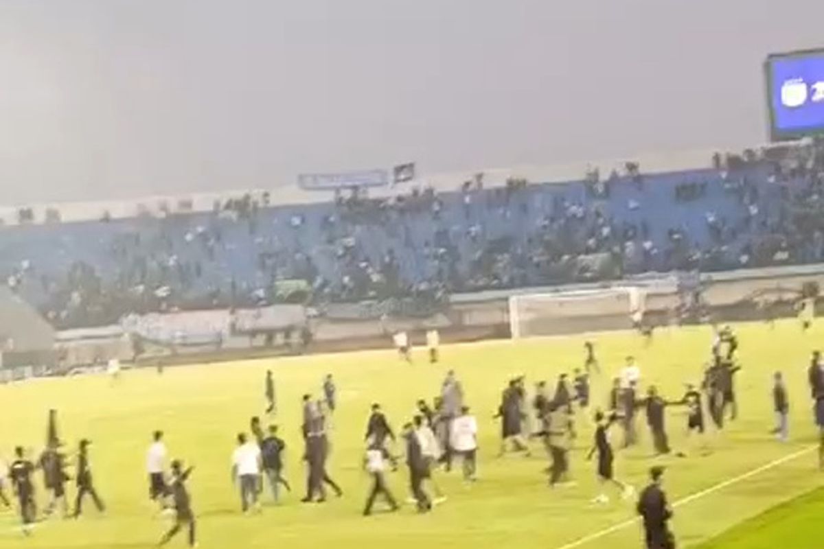 Sejumlah pendukung Persib Bandung diduga terlibat bentrok dengan Steward usai laga klasik Persib Bandung menjamu Persija Jakarta di Stadion Si Jalak Harupat, Soreang, Kabupaten Bandung, Jawa Barat, Senin (23/9/2024)