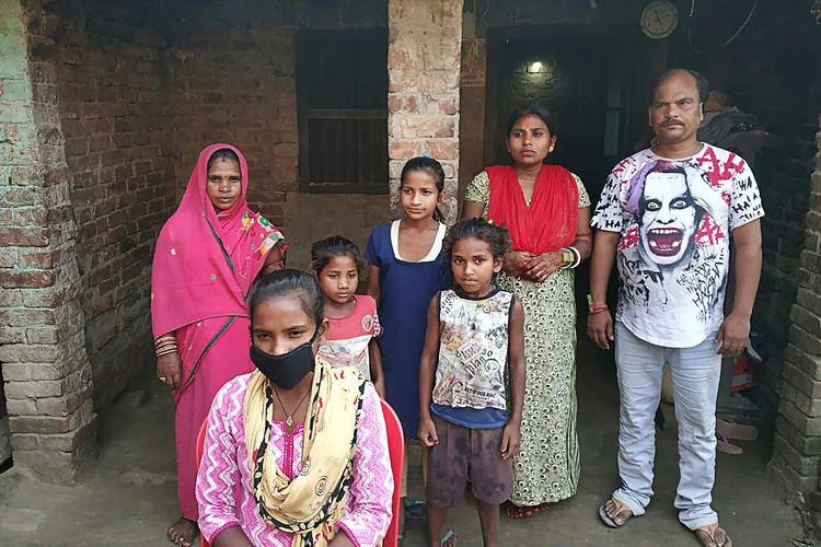 Jyoti Kumari Paswan (tengah bawah) bersama keluarganya di desa Siruhully, distrik Darbhanga, India, pada 23 Mei 2020. Jyoti (15) ditawari uji coba masuk timnas India, setelah menggendong ayahnya dengan bersepeda sejauh 1.200 km selama tujuh hari.(AFP/STR)
