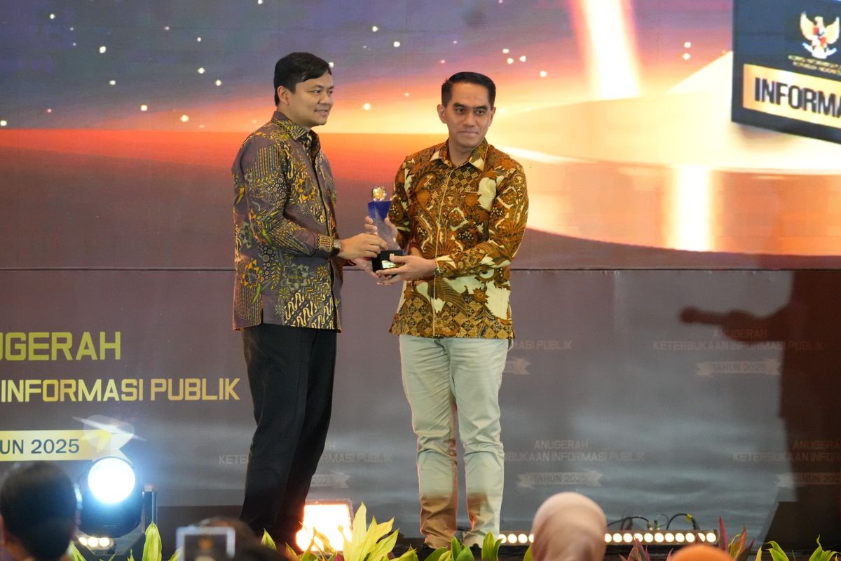 Sekretaris Jenderal (Sekjen) Kementerian P2MI Dwiyono menerima penghargaan dari Wakil Ketua Komisi Informasi Pusat (KIP) Arya Sandhiyudha, di Hotel Bidakara, Jakarta Selatan, Senin (15/12/2025).