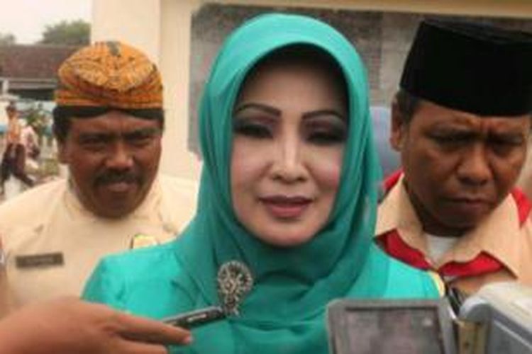 Rina Iriani, Bupati Karanganyar (tengah)