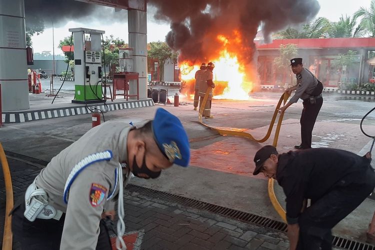 Tim pemadam kebakaran memadamkan api yang membakar sebuah minibus terbakar di Stasiun Pengisian Bahan Bakar Umum (SPBU) Ungaran, Kebumen, Jawa Tengah, Rabu (1/6/2022).